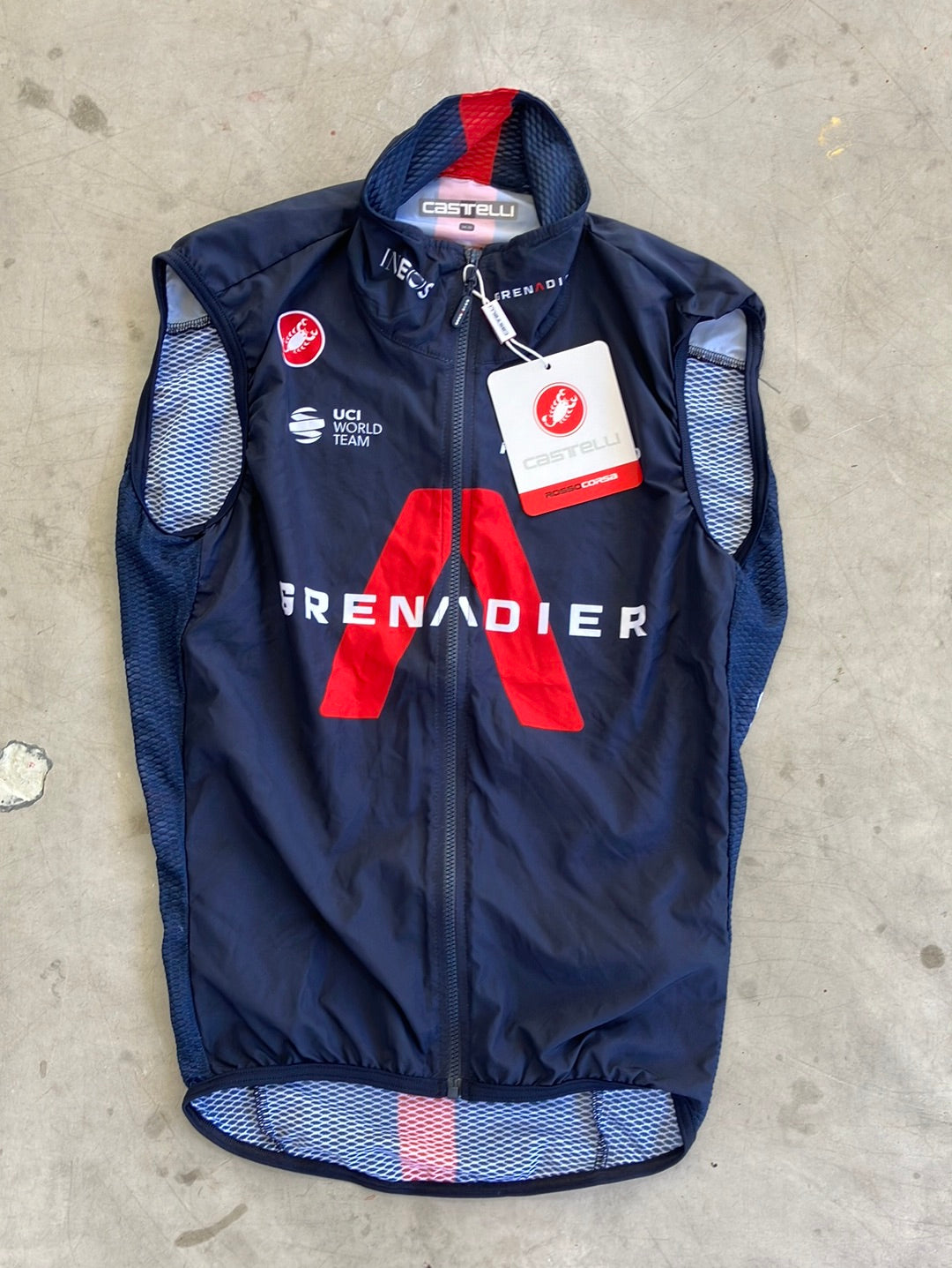 Gilet Castelli Fly Black : pour vous protéger du froid. Expédition rapide Gilet Castelli Fly Black : pour vous protéger du froid. Expédition rapide