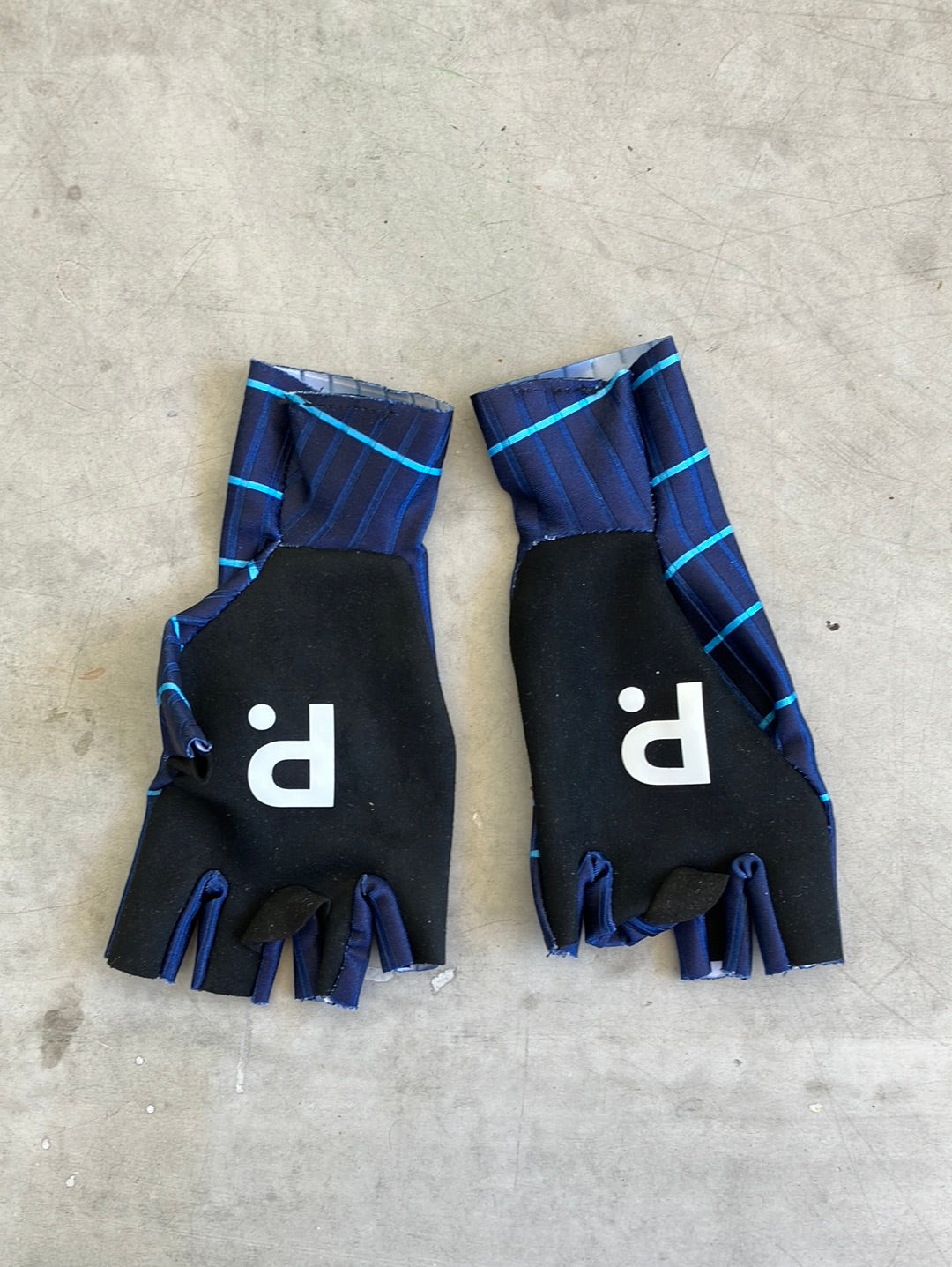 Movistar | La Passione Aero Gloves | Pro-Issued Pro Team Kit